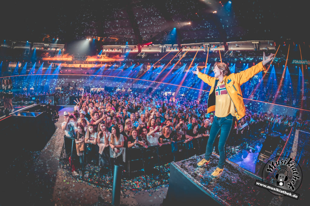 Behind The Scenes by David Hennen, Musikiathek-24