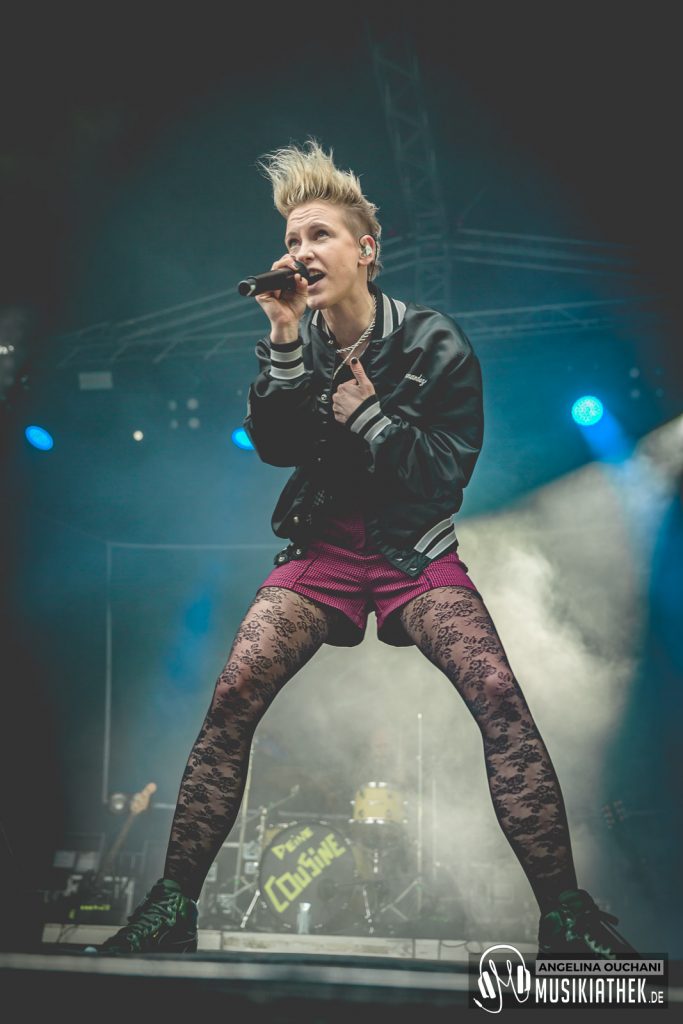 Deine Cousine-12-60a8a4ab