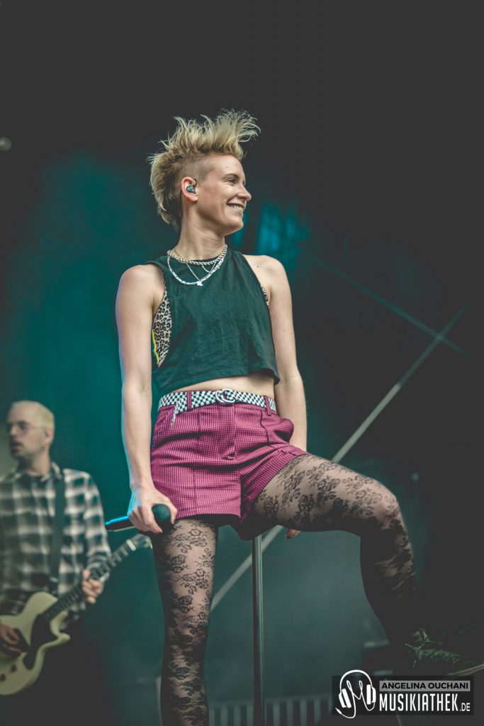 Deine Cousine-27-8432392f