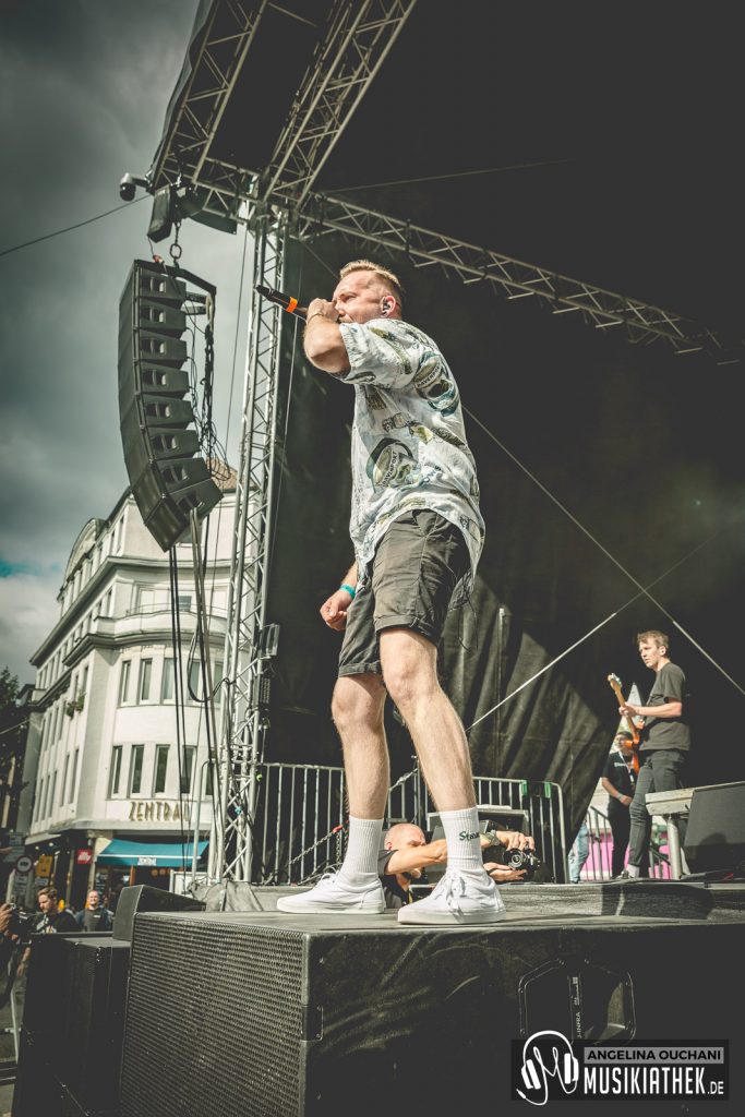 The Narrator-14-6be1c1f3