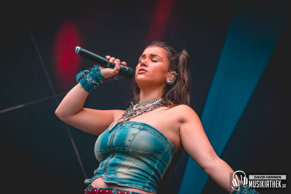 Tiffany-Aris-by-David-Hennen-Musikiathek-2
